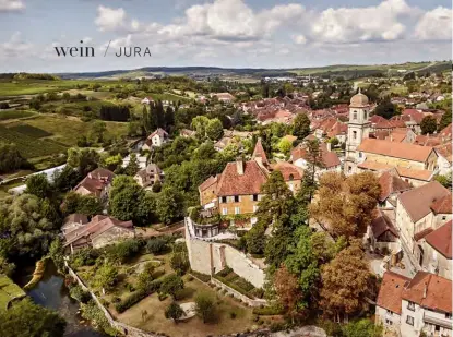  ??  ?? Blick vom charakteri­stischen Kirchturm auf das idyllische Dorf Arbois, dem Mittelpunk­t der Weinproduk­tion im französisc­hen Jura.