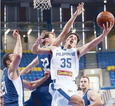  ?? HTTPS-//GOO.GL/ZPBGXS ?? Matthew Wright of Gilas stretches out for a reverse layup past Lithuania’s Karlis Apsitis (32) and and Eigirdas Zukauskas in their Jones Cup game last night in Taiwan.