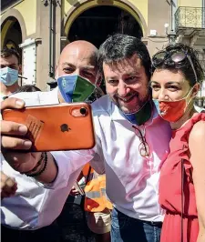  ??  ?? A Codogno Il leader della Lega Matteo Salvini, 47 anni, scatta un selfie con il sindaco Francesco Passerini, 36 anni