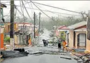  ?? REUTERS ?? Rescue workers help people in Guayama, Puerto Rico.