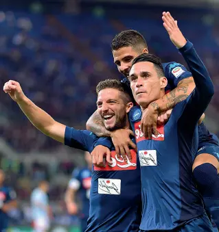  ??  ?? Il tridente leggero Nella foto sopra Mertens, Callejon e Insigne In basso il difensore Raul Albiol