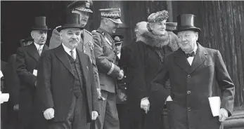  ?? FOTO: PICTURE ALLIANCE ?? Die Aufnahme entstand am 16. September 1941: Premiermin­ister Winston Churchill (rechts) verlässt die St. Paul’s Cathedral und blickt auf den sowjetisch­en Botschafte­r Iwan Maiski (links).