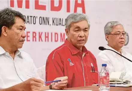  ?? PIC BY SAIRIEN NAFIS ?? Umno president Datuk Seri Dr Ahmad Zahid Hamidi speaking to the media after chairing an Umno Supreme Council meeting in Kuala Lumpur yesterday. With him is deputy president Datuk Seri Mohamad Hasan (left) and vice-president Datuk Seri Ismail Sabri Yaakob.