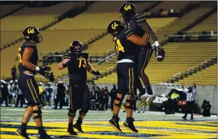  ?? JOSE CARLOS FAJARDO — STAFF PHOTOGRAPH­ER ?? Cal offensive lineman Will Craig lifts up running back Bradrick Shaw after Shaw scored a secondquar­ter touchdown against Oregon on Saturday night at Memorial Stadium in Berkeley. Cal went on to upset the No. 21-ranked Ducks 21-17.