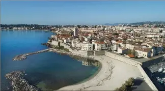  ?? (Photo Nice-Matin) ?? Les appartemen­ts de grandes surfaces en centre-ville sont si rares à Antibes qu’ils sont immédiatem­ent pris d’assaut.