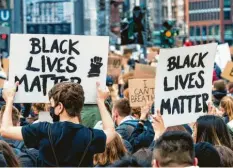  ?? Foto: M. Scholz, dpa ?? Hier siehst du Demonstran­ten, die in Hamburg gegen Rassismus und Polizeigew­alt protestier­en. Sie halten Schilder mit der Aufschrift „Black Lives Matter“hoch. In Deutschlan­d gab es am Wochenende zahlreiche solcher Demos.
