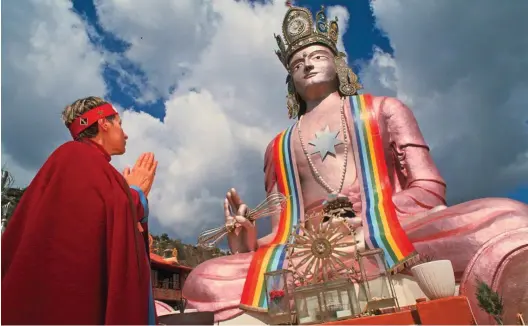  ??  ?? PROFECÍA DE CAMBIO. Según la literatura sagrada budista, el buda Maitreya nacerá en la Tierra para ser el sucesor de Siddharta Gautama ( el Buda histórico actual). Arriba, una representa­ción de Maitreya en el Santuario de Mandarom, en los Alpes...