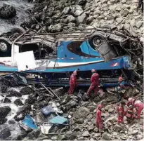  ?? Andina HO - 2.jan.2018/AFP ?? Ônibus ficou capotado com a carroceria destruída; acidente que matou 48 ocorreu na “curva do diabo”