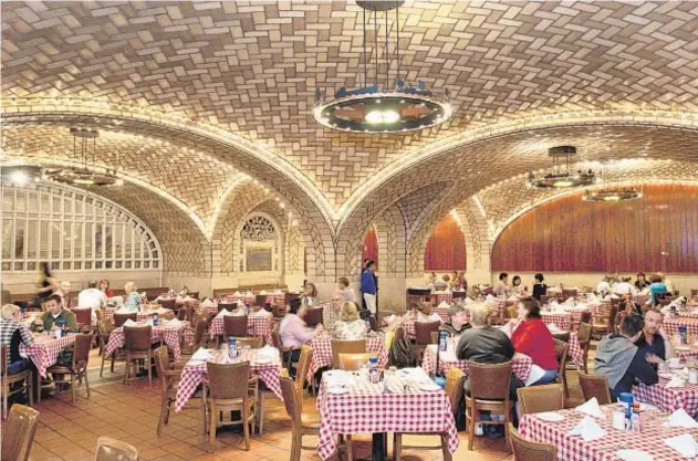  ?? GRAND CENTRAL TERMINAL PHOTOS ?? Grand Central Oyster Bar &amp; Restaurant is among the eateries and shops at the transporta­tion hub offering deals on Oct. 1.