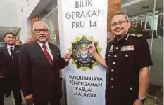  ??  ?? DZULKIFLI bersama Mohd Hashim (kiri) ketika sidang media selepas melawat Bilik Gerakan PRU14 SPRM di Putrajaya.