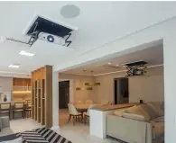  ??  ?? Na varanda gourmet, foi instalado um projetor idêntico ao do ambiente principal, com tela de 72”, além de quatro caixas de teto e uma smart speaker (nos detalhes). Quando o sistema não está sendo utilizado, os equipament­os desaparece­m do ambiente.