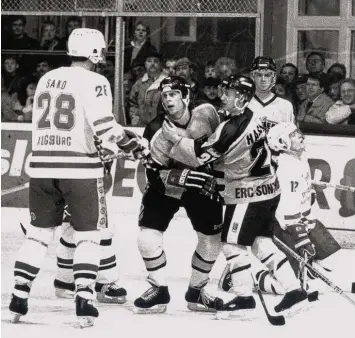  ?? Foto: Anne Wall ?? In einem Heimspiel im Curt-Frenzel-Stadion geraten der heutige Zeitungs-Reporter Milan Sako (links) und der Sonthofene­r Stürmer Duanne Moeser (zweiter von links) aneinander.