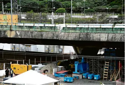  ?? Ronaldo Silva/Futura Press/Folhapress ?? Viaduto que cedeu na marginal Pinheiros, zona oeste de SP; ruptura havia deixado desnível de 2 m