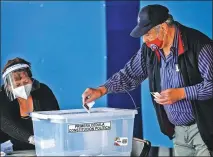  ?? XINHUA ?? A man casts his vote at a polling station in Santiago, Chile, on Oct 25.