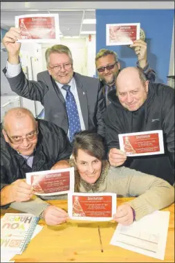  ?? Picture: Andy Payton FM4582221 ?? Clockwise from front centre, Nikki Trundle, community champion Del Doyle, Cllr Gary Cooke, Paul Billanie and Keith Whibley, holding the invitation­s to Christmas dinner