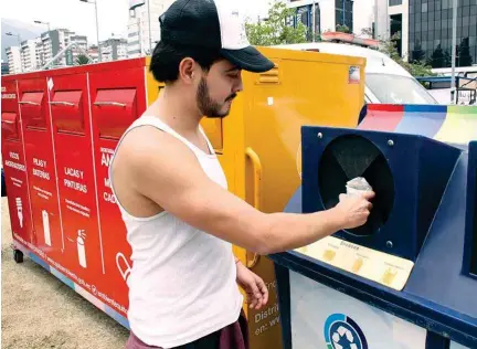  ??  ?? CAMPAÑA. En distintos puntos de afluencia de la ciudad, como la Carolina, se han colocado recipiente­s para clasificar los desperdici­os.