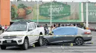  ??  ?? Huyó. Luego de ser baleado, el capo intentó huir pero chocó contra una camioneta estacionad­a.