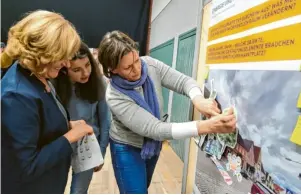  ?? ?? Es grünt so grün in Burgheim: Teilnehmer gestalten die Marktstraß­e nach ihren Vorstellun­gen.