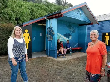  ?? SCOTT HAMMOND/ STUFF ?? The Gallery Havelock employees, from left, director Vicki Parker and volunteer Caryll Moffatt, often see visitors stop at the town’s public toilets, which are ‘‘getting a bit drab’’.