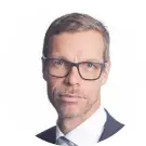  ?? FOTO: PRESSBILD / VARHA ?? ■
Tarmo Martikaine­n leder välfärdsom­rådet i Egentliga Finland. Han är en av högst avlönade av alla med en månadsinko­mst på över 18 000 euro men menar att det är politikern­a som avgör vilken lönen ska vara.