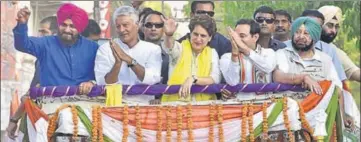  ?? SAMEER SEHGAL/HT ?? Congress leader Priyanka Gandhi Vadra, Punjab CM Amarinder Singh (R), state local bodies minister Navjot Singh Sidhu (L) and party’s Gurdaspur candidate Sunil Jakhar (2L) during a roadshow in Pathankot on Tuesday.