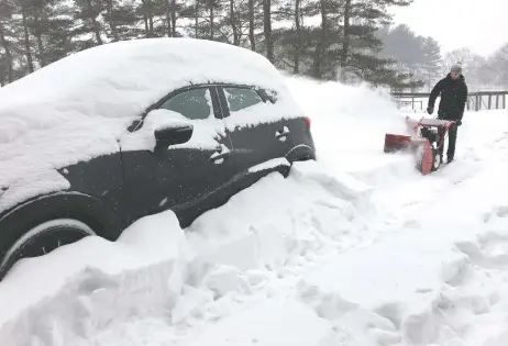  ??  ?? Un hombre retira la nieve del camino ayer en Glenville, Nueva York, tras la fuerte nevada registrada en la zona desde la tarde del sábado.