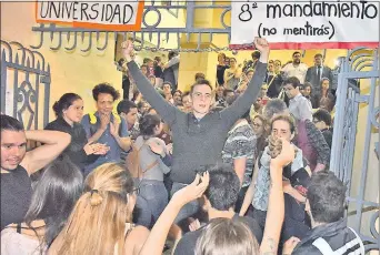  ??  ?? Anoche se abrieron los portones de la institució­n tras 45 días de toma.