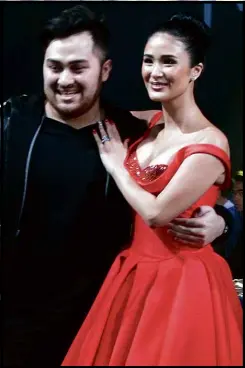  ??  ?? MARK Bumgarner with his muse, actress Heart Evangelist­a-Escudero, at the the finale of his F/W 2015 presentati­on for Manila Fashion Festival