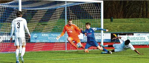  ?? Fotos: Elmar Knöchel ?? Der Anschlusst­reffer zum 1:2 durch Paul Simler (blaues Trikot) schürte noch einmal Hoffnung beim Anhang des TSV Bobingen.