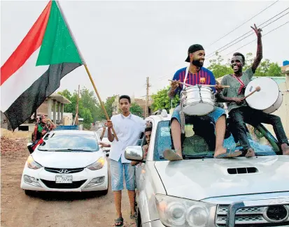  ??  ?? Was an Autokorsos anlässlich eines Sieges bei einem Fußballtur­nier erinnerte, war am Wochenende in Khartum hingegen Jubel über den Durchbruch bei den Gesprächen über die politische Zukunft des Landes.