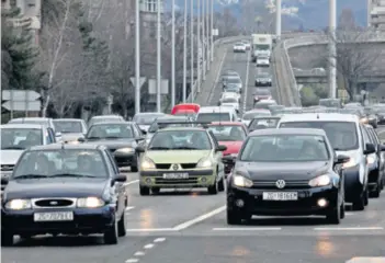  ??  ?? Sigurniji uz upaljena svjetla Automobili, pogotovo oni sivih nijansi boja, s upaljenim su svjetlima danju uočljiviji