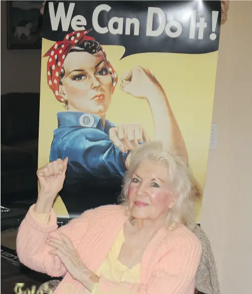  ?? JOHN D. FRALEY VIA THE NEW YORK TIMES ?? Naomi Parker Fraley in 2015 with the Rosie the Riveter poster that became a feminist touchstone.