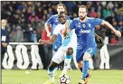  ?? (AP) ?? Napoli’s Gonzalo Higuain (right), controls the balls during a Serie A soccer match between Napoli and Juventus at the San Paolo stadiumin Naples, Italy on April 2.