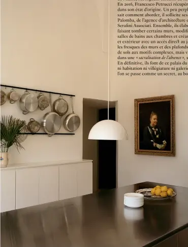  ??  ?? LA CUISINE adopte une simplicité très travaillée, entre installati­on de casseroles et portrait de famille. Sur l’îlot central en inox, un plat Théâtre du Cap d’Ail, réédition de Jean Cocteau (Roche Bobois).VUE, DANS LE JARDIN, sur un minuscule pavillon dont l’intérieur arbore un décor mural peint.