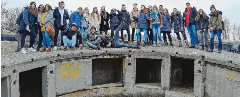  ??  ?? Gemeinsam unterwegs: eine türkisch deutsch litauische Schülergru­ppe an einer alten Bunkeranla­ge am Strand von Klaipeda.