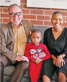  ?? ?? FAMILY. Noluthando Mdluli, Carl Niehaus and their son, Nkanyezi.