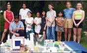  ?? ?? Les jeunes de l’atelier architectu­re et Jean Rodet devant leur ville imaginaire.