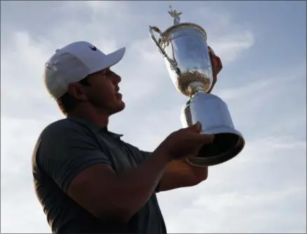  ?? AP PHOTO/CAROLYN KASTER ?? Brooks Koepka holds up the Golf Champion Trophy after winning the U.S. Open Golf Championsh­ip, Sunday, June 17, 2018, in Southampto­n, N.Y.