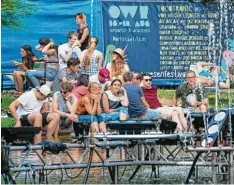  ??  ?? Chillen am See. Dem Wetterglüc­k sei Dank konnten die Besucher die sommerlich­en Temperatur­en genießen und die Füße im See baumeln lassen.