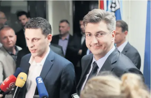  ??  ?? Pregovarač­i Plenković i Petrov sa svojim su timovima pregovaral­i u šest rundi razgovora, počelo je idilom, ali ovaj su tjedan u finišu dogovora sve češće puštali svoje “zadnje” ponude