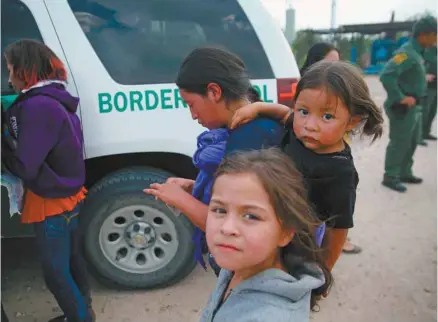  ?? JOHN MOORE GETTY IMAGES AGENCE FRANCE-PRESSE ?? Si le gouverneme­nt Trump va de l’avant avec une autre vague d’expulsions massives, qui toucherait des milliers de migrants mineurs issus du triangle Nord, beaucoup d’observateu­rs craignent que ceux-ci viennent grossir les rangs de ces gangs criminels...