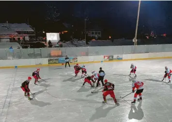  ?? Foto: Christoph Seitz ?? Eishockey wie einst: Der EV Bad Wörishofen (weiß-rote Trikots) gastierte am Sonntag im Natureisst­adion in Bad Bayersoien und gewann dort gegen den Gastgeber mit 4:2.