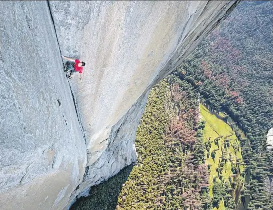  ?? Jimmy Chin National Geographic ?? ALEX HONNOLD climbs Yosemite’s 3,000-foot-high El Capitan without ropes, a feat captured in “Free Solo,” which also unexpected­ly features a budding romance.