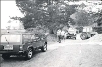  ?? 01_B03twe01 ?? Battle for Brodick beach. Vehicles strategica­lly park at Brodick golf course to prevent any heavy vehicles from removing sand from the beach.