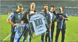  ?? PRENSA BELGRANO ?? HOMENAJE. El 6 de octubre pasado, Guillermo Farré fue homenajead­o por sus 100 partidos como DT de Belgrano.