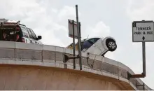  ?? Godofredo A. Vasquez / Houston Chronicle ?? Authoritie­s investigat­e the scene of a single-vehicle crash that killed two on the Interstate 69 HOV off-ramp on Tuesday.