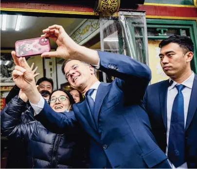  ?? ?? Voorafgaan­d aan zijn ontmoeting met Xi bracht Rutte in Beijing een bezoek aan de historisch­e stadswijk Dashilar.