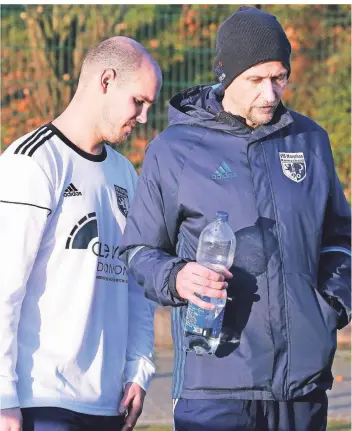  ?? FOTO: MICHAEL SIEBER ?? Selters statt Sekt ist derzeit das Motto des VfB. Bester Laune sind Fabian Heinrich (l.) und Trainer Björn Seidler nachvollzi­ehbarerwei­se nicht. Mit einem Sieg in Mettmann könnte sich das wieder ändern.