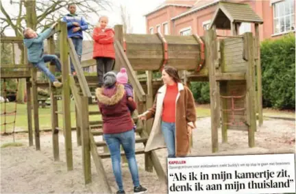  ?? FOTO ERIK VANDEWALLE ?? Britt en Fatoumata spelen met de kinderen.