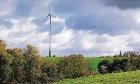  ?? RP-FOTO: ACHIM BLAZY ?? Das Windrad der Stadtwerke dreht sich seit vielen Jahren in Homberg. Ein privater Investor wollte zwei Weitere Anlagen auf den Homberger Höhe bauen. Das Genehmigun­gsverfahre­n läuft seit mehr als zehn Jahren.